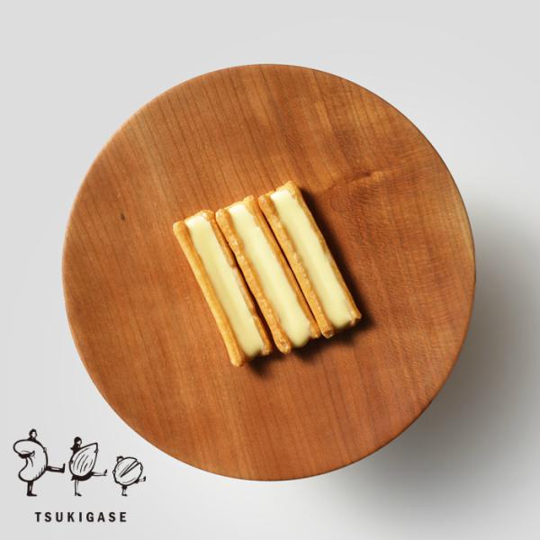 舟形のあられにチーズをのせた元祖チーズあられ。まろやかなチーズと香ばしいあられの相性が抜群の逸品です。当店は広島県にて豆菓子、ナッツ、お菓子、おかき、あられ、珍味、チョコレート、個包装されたおつまみなどを販売しておりますチャーム（おつまみ）...