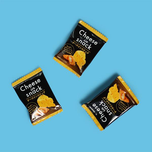 濃厚なチーズの風味が楽しめるお菓子です。生地にはカマンベールチーズパウダーが練り込まれ、チェダーチーズとカマンベールチーズパウダーを使用したクリームが中にたっぷり、さらに、ゴルゴンチーズパウダーを含むシーズニングで味付けしており、深いチーズ...