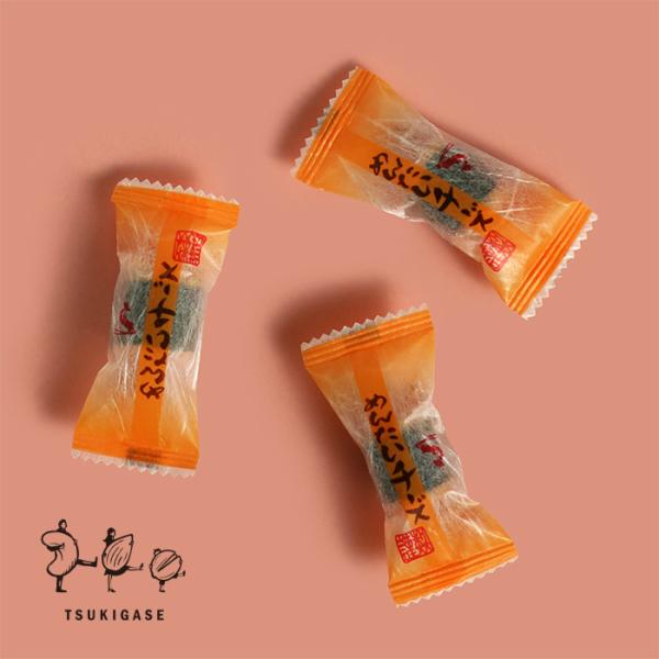 国内産水稲もち米のおかきを、海苔巻きにして、その中に明太子粒の入ったマイルドなチーズクリームを詰めました。海苔と明太子チーズの旨さが口の中に広がります。当店は広島県にて豆菓子、ナッツ、お菓子、おかき、あられ、珍味、チョコレート、個包装された...