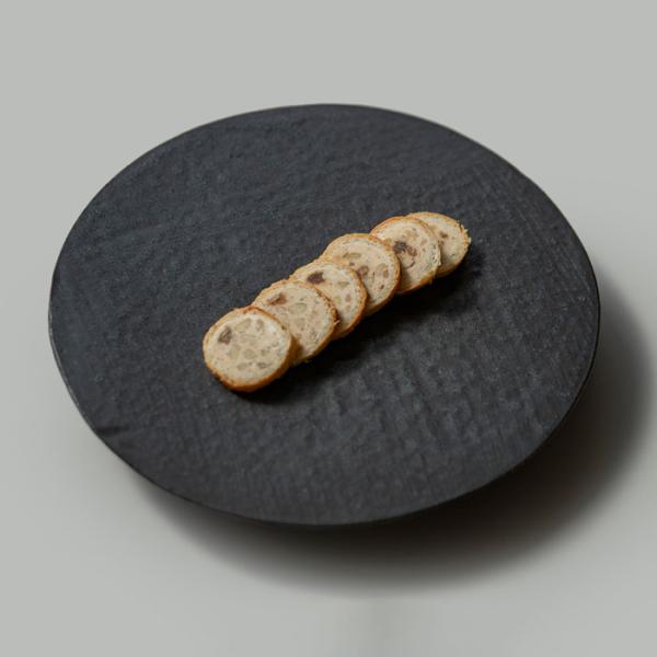 クール便冷凍発送です。フランスパンにいちじくとバターをたっぷり詰めた逸品です。いちじくの優しい甘みとチーズの塩気の贅沢な味わい。中にはくるみも入っており、豊かな風味がいちじくチーズと相性抜群です。ワインなどのお酒のおつまみとして、いかがでし...