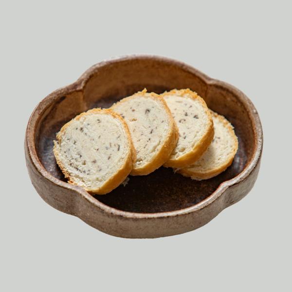 クール便冷凍発送です。フランスパンにアンチョビとチーズとバターをたっぷり詰めた逸品です。全体的に塩気のある味わい、香りのある塩漬けオリーブと黒コショウがアクセントになっています。アンチョビの濃厚な風味とチーズが絶品です。長さが約２６ｃｍ、幅...