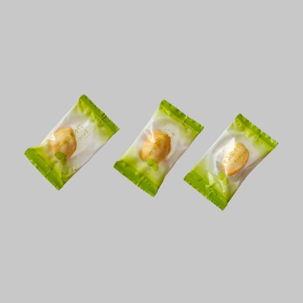 ほっこりしたじゃがいもとコクのあるバターの風味が絶妙のやさいあられです。当店は広島県にて豆菓子、ナッツ、お菓子、おかき、あられ、珍味、チョコレート、個包装されたおつまみなどを販売しておりますチャーム（おつまみ）の専門店で主に一口サイズの商品...