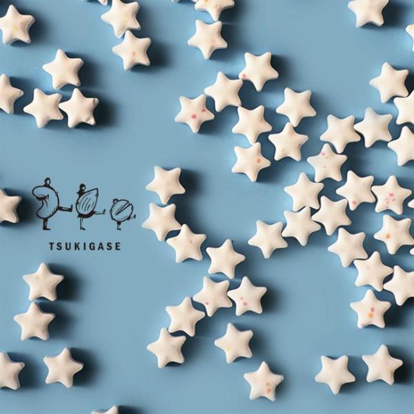 星の形のラムネ菓子に、ちっちゃなフルーツの香りの小粒が入っています。当店は広島県にて豆菓子、ナッツ、お菓子、おかき、あられ、珍味、チョコレート、個包装されたおつまみなどを販売しておりますチャーム（おつまみ）の専門店で主に一口サイズの商品を多...