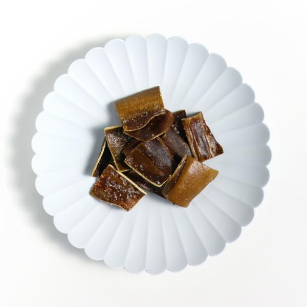 小さめサイズの角切り昆布をフライしております。そのまま食べて頂いておやつや、おつまみに！おかきや豆菓子と一緒に食べても相性抜群です！＊あられやおかきに混ぜるために作られている揚げ昆布ですので、塩辛く味付けされております。メール便発送専用の商...