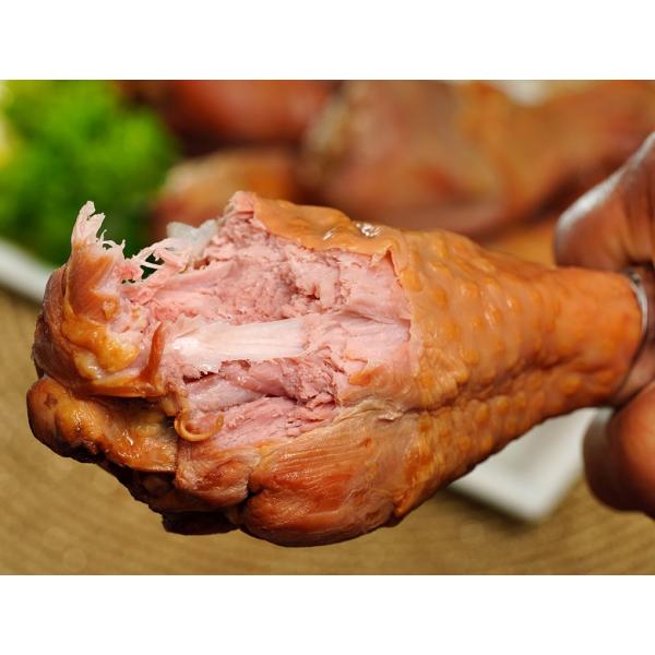 七面鳥の骨付きモモ肉を使った「スモークターキー」です。約30年変わらぬ味つけで人気のターキーは、燻製の香ばしさが食欲をそそり、子供から大人まで家族みんなで楽しめます。温めるだけの簡単調理で食べられますので、今年のクリスマスパーティーの一品に...