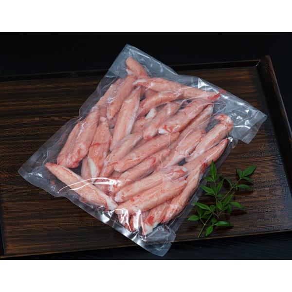 タラバガニのような太くて食べ応えのあるカニカマです。 業務用の飾り気のないパッケージですが、市場人も太鼓判の美味しさ。 大ボリューム1kgです。 厳選された原料　スケソウダラを使い、蟹風味に味付けし、見た目も蟹に整えました。 思ったよりも「...