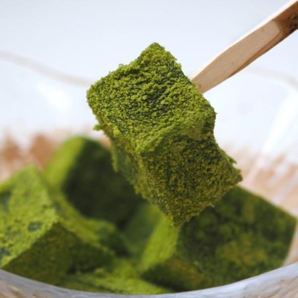 飲食店やホテルのビュッフェなどで使われている業務用の抹茶のわらび餅です。本わらび粉も使い、麦芽糖を基調とした自然な甘さで、本格的な風味を楽しむことができます。国産抹茶を混ぜ込んだきな粉は、「泣かないきな粉」を使用しているので、べたつかずに解...