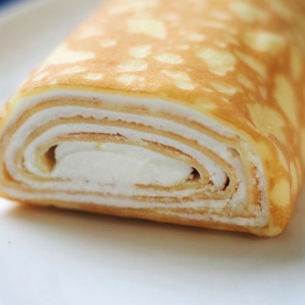 賞味期限間近（2026年1月31日）のため1,100円でのご提供です！飲食店やホテルのビュッフェなどで使われている業務用のクレープバウムロールです。北海道産純生クリームとクレープを層にした生地をロール状に巻いてあります。クリームとクレープの...
