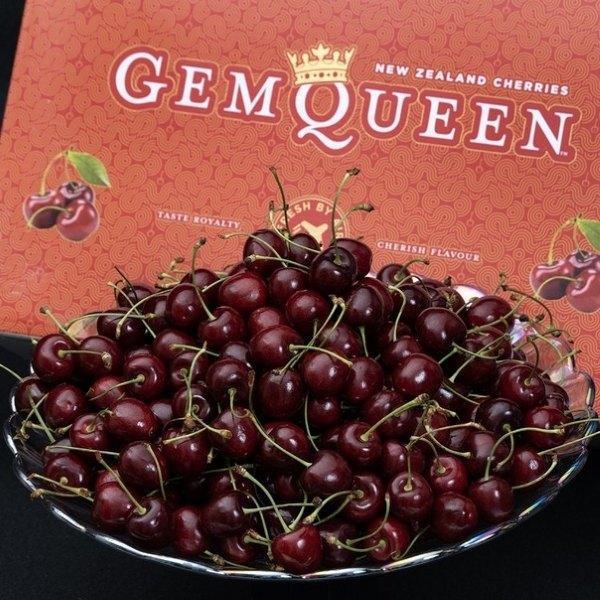 南半球に位置するニュージーランドは日本とは季節が逆転しているので、現在は夏季でチェリーの旬のシーズン。日本のサクランボで言うとL〜2Lサイズ相当のニュージーランド産のダークチェリーの収穫量が多いので、非常にお買得な価格でお届けいたします。防...