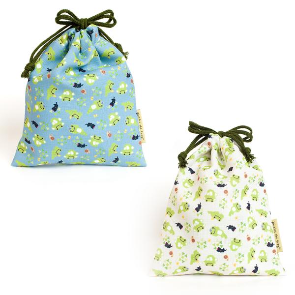 ※現在ご注文が集中しており、商品の出荷までに１週間程度お時間を頂いております。※できる限り早く発送をさせて頂きたいと思いますので、今しばらくお待ちいただければ幸いです。人かえるのピクルスの巾着です。和素材のポリエステルブッチャーに総柄でピク...