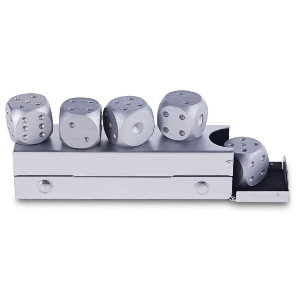 ★併売のため、在庫切れの際はご了承ください。発送委託により倉庫業者がお届けする場合がございます★【商品概要】ゴージャスな輝きが目を引くお洒落な金属製 サイコロ ５個セット持っているだけでリッチな気分になれて、豪華な大人の世界のカードゲームが...