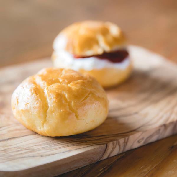 スコーンは“素朴さとシンプルさ”がいちばん大事なポイント。 美味しさの基本は押さえつつ、食感の楽しさもプラスして 今までにないスコーンになりました。 外はザクザク、中はしっとり。こめ油×米粉だからできる2つの食感。 甘さ控えめなので朝食にも...