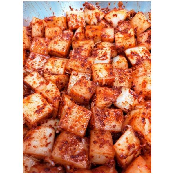 ★汁までおいしい大根キムチ大きめに切った大根キムチです。大根本来の味をいかせて、甘すぎないように味付けしました。漬かってくると大根の甘みがたまりません！汁までおいしいので、是非召し上がってください！大根は整腸作用がとてもよくて、便秘気味の方...