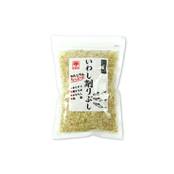 国内で水揚げされたいわしを煮干しにして、頭と腹わたを取り除き、熟練した技術で極薄に削り上げた製品です。