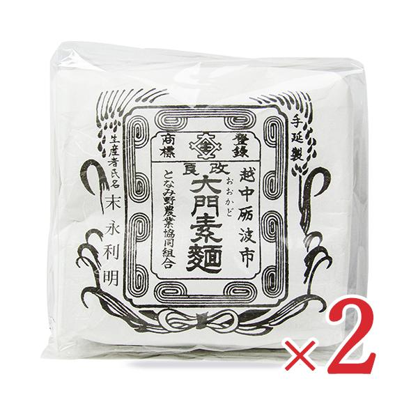 細く長い麺がくるくる巻かれた、丸まげ状の手延べ素麺です。そのユニークな形が、大門素麺の特徴です。大門素麺の産地・大門地区では、凍える寒さの中、素麺づくりが行われ強いコシとなめらかな喉ごしを持つ素麺が作られています。