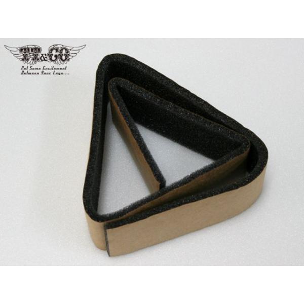 お使いのヘルメットの内装サイズが大きい場合に使用します。 内装の中に発泡スチロールがあり、そこに張り付けます。 お好みでご使用下さい。 粘着テープ付 約3ｍｍ厚のウレタンスポンジ 幅4ｃｍ 長さ61ｃｍ画像の色や質感はできる限り実物に近くな...