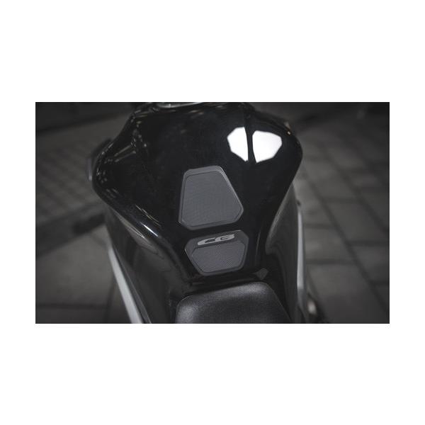 タンクの傷付き防止やワンポイントアクセントとして活用出来ます。◇CBロゴ入り。取付説明書付です。【メーカー】ホンダ純正【メーカー品番】　08P71-MKN-D50【材質】　PVC  【仕様】　貼り付けタイプ【サイズ】　151（長さ）×87（...