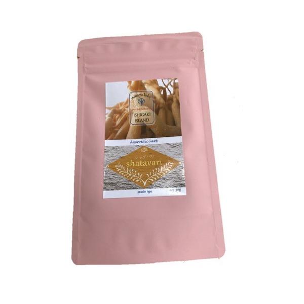 内容量　３０ｇ化学肥料や農薬を使わずに育てられた石垣島産100%の　シャタヴァリ　パウダーです。おそらく2018年現在国産のシャタバリを販売しているのは　もだま工房だけでしょう。シャタバリはアーユルヴェーダを代表する女性のためのハーブ。シャ...