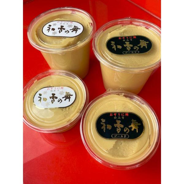 原材料名:米、大豆、塩、ビタミンC原料原産地名:国産内容量　500ｇ国産の米、大豆を100%使用した高級白味噌です。深いコクとすっきりした甘さが特徴です。長年お客様に愛されている逸品です。初雪の舞と初雪の舞ゴールドの2種類ございます。初雪の...