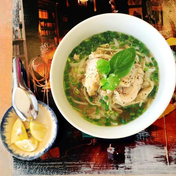 スパイス食堂クーポノス チキンフォー3食セット大分冠地鶏を使用し、肉ガラと玉ねぎや白ネギなどの野菜を?時間煮込んで作った、旨味たっぷりのあっさりとしたスープを十分に味わえる飽きの来ない味。麺は米粉とタピオカ粉からできており、グルテンフリー。...