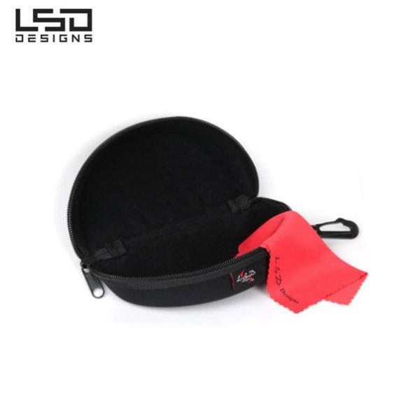 様々なサイズのサングラスに対応。衝撃からサングラスを守るセミハードタイプ［素材］本体：EVA表生地 ：ポリエステル内生地：ポリエステル（ベルベット）フォーム（中のクッション素材）：ポリプロピレンジッパー ： プラスチックジッパーテープ：ポリ...