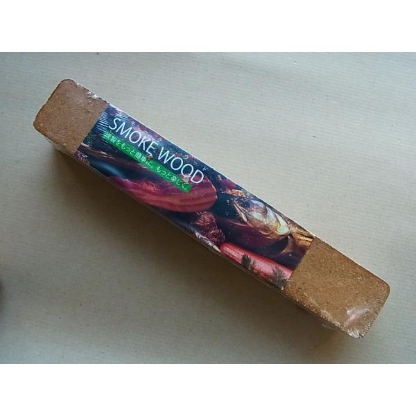 進誠産業スモークウッド　ナラ　です。深い香りと色づきがいい「天然木100%」使用！！原木をじっくり吟味して燻製用チップにしました。●ナラ色付きがよく、やや渋みがあります。魚介類によく合います。＊こちらの商品、１個あたりの梱包サイズは　「２７...