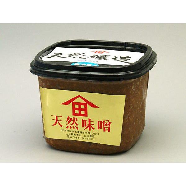 佐賀県産の大豆と徳島県産米を使った、麹歩合の多い味噌です。一年間蔵で熟成した後、低温熟成した深い味わいと香りの高いお味噌です。