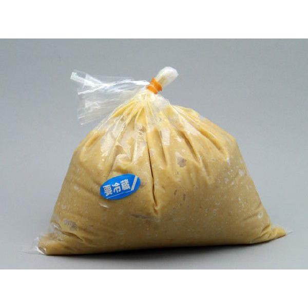 雑煮・和え物に甘みと香りの良い白味噌です。1Kg単位の袋入りです。ご家庭で使われる分で、パックは必要ないというお客様に、少しお安くご提供。