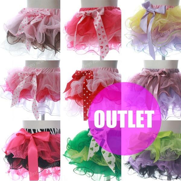 ■特徴軽やかなシフォンチュールの先にテグスを通し、立体的なウェーブラインをつけました。6層もチュールスカートを重ねた、ふわふわでボリュームたっぷりのシルエットが愛らしいチュチュです。【アウトレット】全て新品ですが、素材の特性上生地にひきつり...