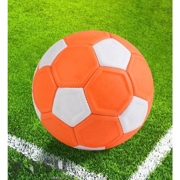 カーブが良くかかるサッカーボールですこのボールを使えばあの元代表で世界的フリーキッカー並みのカーブボールが蹴れるかもゴムのような弾む素材＆カーブがよくかかるのでゴールキーパーの練習にも最適オレンジ×ホワイトで特徴的なデザイン遊びにも練習にも...