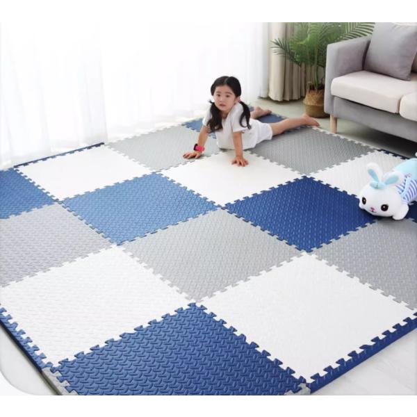 マットの表面は凸凹になっているので、滑りにくく、赤ちゃんが安全に遊べます。リビングのお遊びスペースにぴったりです。クッション性があり、衝撃や音を吸収してくれるから、お子様のプレイングスペース作りにぴったり！足音や震動を吸収してくれるので、騒...