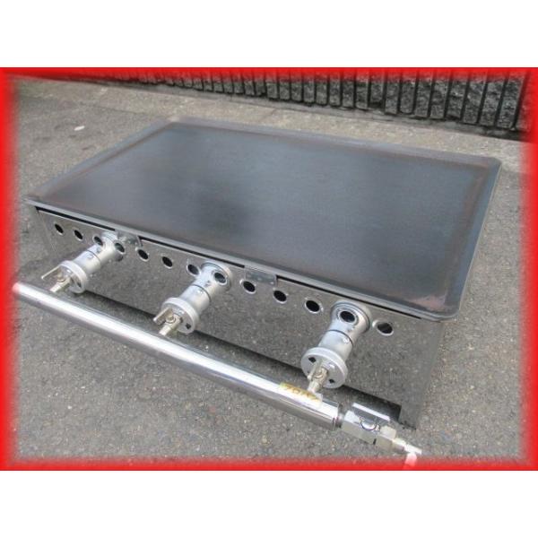 業務用、鉄板焼き機です。 鉄板のサイズは幅60cm奥行36cmのサイズです。鉄板の厚みは約6mm位です。屋台にも使える卓上型です。鉄板と焼き台は当方で合わせてますので純正ではないようです。中古品ですので多少の擦れキズ汚れ等焼け焦げ等あります...