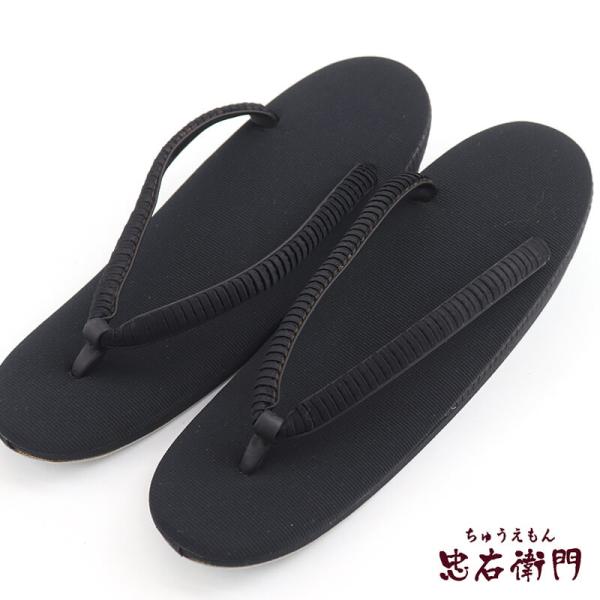 リサイクルの履物です。強度を確認しておりますが、時間の経過、履き方により、台が離れる可能性がございます。撮影の間、ディスプレイ用など、短時間のご利用にお勧めいたします。着用による安全は、保証しかねます。あらかじめご理解の上、お買い求めくださ...