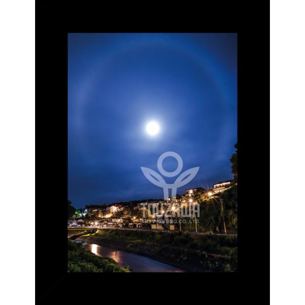 "Fine Art Print" Series「月暈禅寺坂慕情」静寂に包まれた夜空に現れた、月の光輪「月暈（げつう）」。かつての風情を残す禅寺坂の街並みを、柔らかな光がそっと照らします。一瞬の奇跡を捉えたこの作品は、ただの風景ではなく、「心...