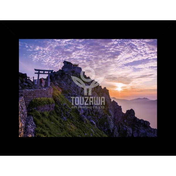 "Fine Art Print" Series「朱夏の御来光」夜の静寂を割って現れる、一筋のひかり――立山の頂で迎える御来光は、ただ美しいだけでなく、心の深くに語りかけてくるような力強さを湛えています。神域として崇められてきたこの場所で、陽...