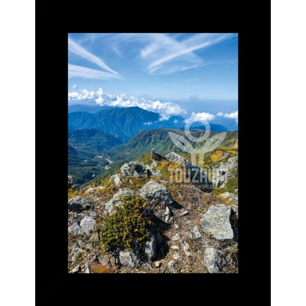 "Fine Art Print" Series「風立ちぬ」風が立ち、空が開け、岩の上で静かに佇むのは、北アルプスの守り神――雷鳥。この作品がもたらすのは、ただの風景ではなく、「生命の気配」と「空間の静けさ」。澄んだ空気と遠くまで続く稜線を緻...