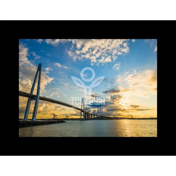 "Fine Art Print" Series「Focus Light」沈みゆく太陽に導かれるように、空と海を貫く構造美。ここには、人による創造と自然の力が、静かに響き合う“光の焦点”があります。刻一刻と表情を変える空のグラデーション、鋼の...