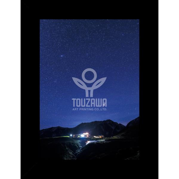 高級フォトプリント　アルミ額縁入り受注生産品のため、納品までは約２週間かかります。ご了承ください。アルミ額縁　ブラック額外寸：507mm × 659mmマット内寸：367mm × 539mm※本商品は受注生産品のため、ご注文後のキャンセル、...