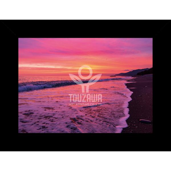 "Fine Art Print" Series「Red Jade」一日の終わりを、まるで宝石のように彩る「赤の刻（とき）」。水面に映る夕紅は、翡翠のように深く、柔らかに揺らめきます。海と空、光と時間が重なりあい、永遠のようでいて、ほんの一瞬...