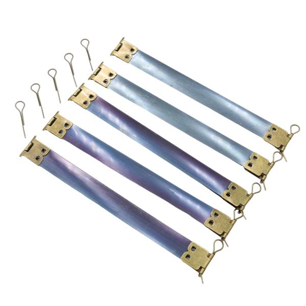 ばねポーチ向けのバネ口金具 カン付きです。左右のピン部分にカン付きのため、スッキリ仕上げることが出来ます。※さび止めの油が塗られている場合があります。ご使用前に拭き取りをお願いいたします。サイズ 全長15cm、幅15mm数量：5本セット別サ...