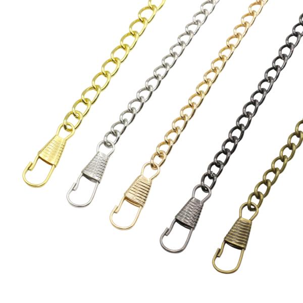 バッグのハンドメイドにおすすめの細めバッグチェーン ショルダーストラップ 持ち手パーツです。 両端は板ナスカンが付いています。サイズ：全長60〜63cm(ナスカン部含む)チェーン幅 約6mmｘ2.5mm重量 約18〜20gカラー：全5色ゴー...