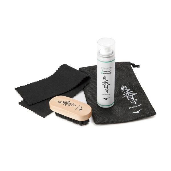 これさえあればシューズのお手入れは大丈夫。せっけんのいい香り。お手入れ品が揃ったこのセットをバッグに入れておこう。専用袋で持ち運びも便利。■スーパークリーナー(80ml)、ブラシ、テレンプ、巾着袋■せっけんの香り(スーパークリーナー)