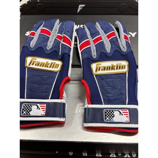 サムライのネイビーユニフォームをイメージした作品！どんなユニフォームにもピッタリ！超野球専門店CVスタッフによるカスタムオーダーのバッティング手袋。シープレザー使用なので柔らかくてしなやか。■超野球専門店CVオリジナルオーダーカラー■日本サ...