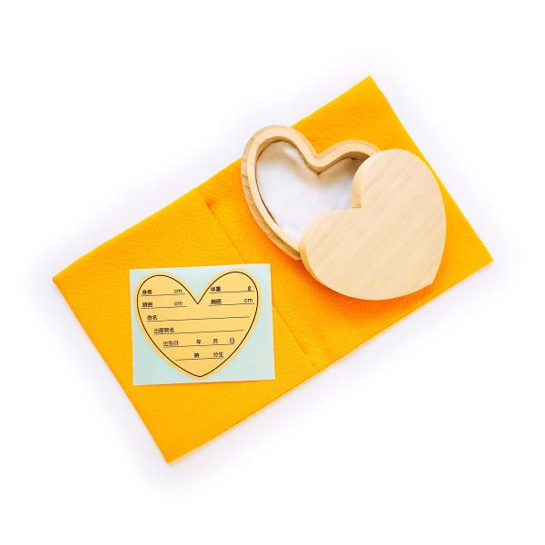 商品名 ちりめんへその緒入れ（やまぶき）絆　爆買サイズ ふくさ　：　91×105 (mm)桐 箱　：　W50×D75×H25 (mm)記念のへその緒を入れておける、絹の上質な袋と桐の箱。我が子の最初の記念となるへその緒を、一生のメモリアルと...