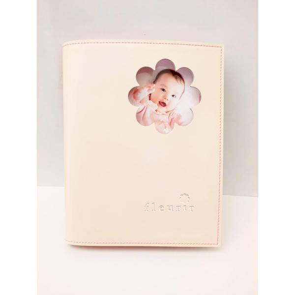 商品名 フォトアルバム「フルリール」ピンク　爆買サイズ W180×H227×D20 (mm)表紙はリサイクルレザーで、かわいい花形窓から1枚目の写真が見えるデザインです。※この商品に育児記録は付属していません。