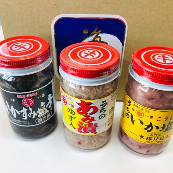 いかすみの塩辛当店独自のいかの塩辛にいかすみとアホエンオイルを入れさらに旨味をもたせた一品です。お食事やお酒のお供に是非おためしくださいませ。ゆず入りあみ漬有明の名産として古くから親しまれているあみ漬をゆずと唐辛子で味付けしました。塩度を抑...