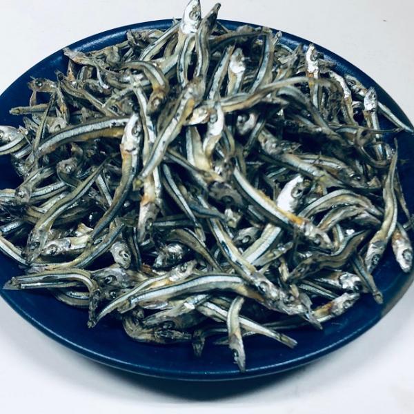 ※お腹の部分が黄色いものが少し混じっています。きびなごはお腹にまっすぐなすじが入っているのが特徴です。 約４センチ前後細めのものを選んでいますのでそのままおやつ代わりに食べられます。佃煮にもお使いいただけます。内容量 ３００ｇ（１５０ｇ×２...