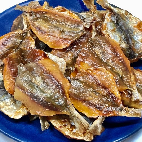 【名称】 魚介類乾製品 【原材料名】 アジ、砂糖、食塩/ソルビトール、調味料（アミノ酸等） 【内容量】 １ｋｇ（２００ｇ×５）  【賞味期限】 ４ヶ月  【保存方法】 高温多湿、直射日光を避け常温で保存して下さい。  ※栄養成分表示　100...