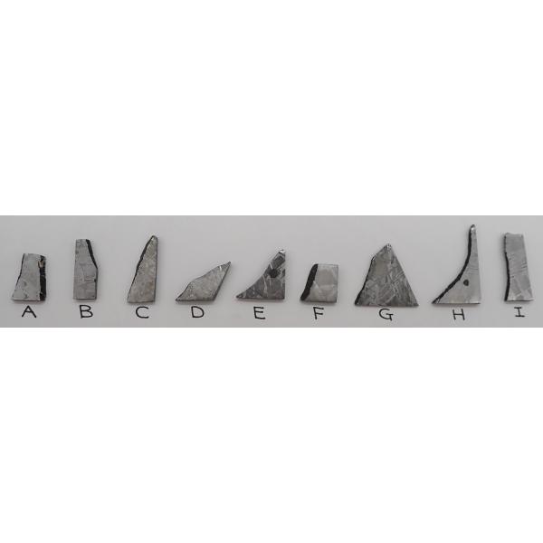 30年ほど前に購入し、長らく宇宙村の隕石神社にありました106kgのギベオンを、2025年8月よりカットし始めております（最後の3枚の写真）。ギベオン隕石の外側の皮膜つき（耳つき）。(皮付きは大きなギベオンの一番外側の部分ですので、そのぶん...