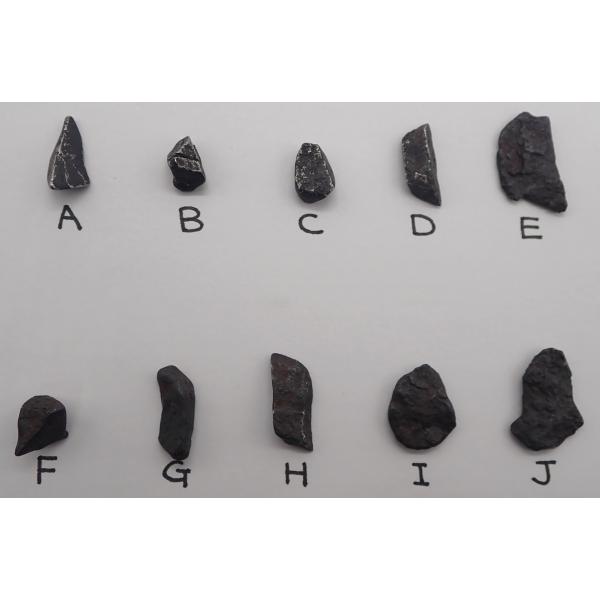 カットしていない完全体です。【重さ】【大きさ】写真参照鉄隕石 ギベオン 発見　1836年　ナミビア主成分　鉄、ニッケル